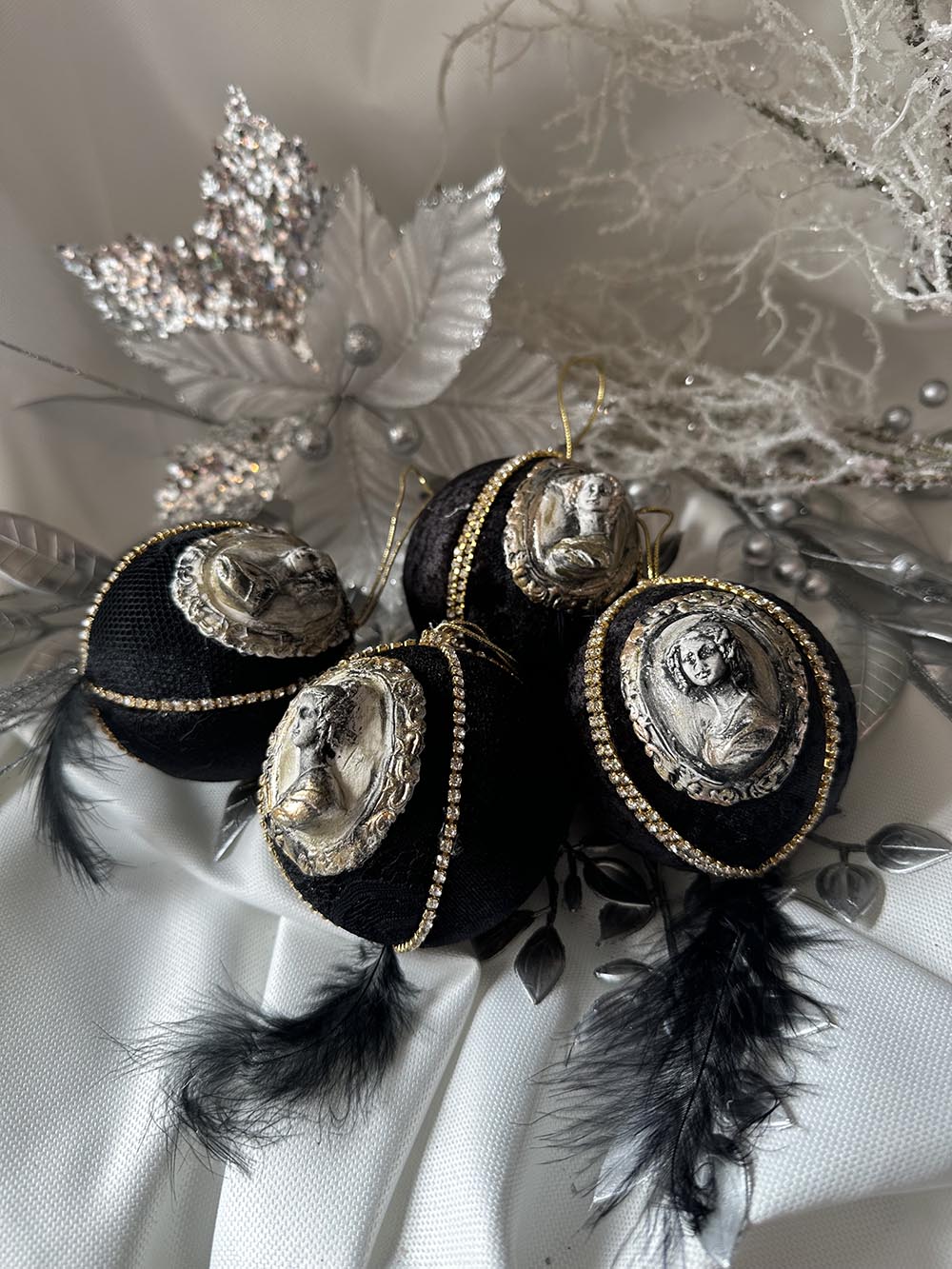 Siyah Kadın Figürlü Yılbaşı Çam Ağacı Topu - Hediye Kutulu