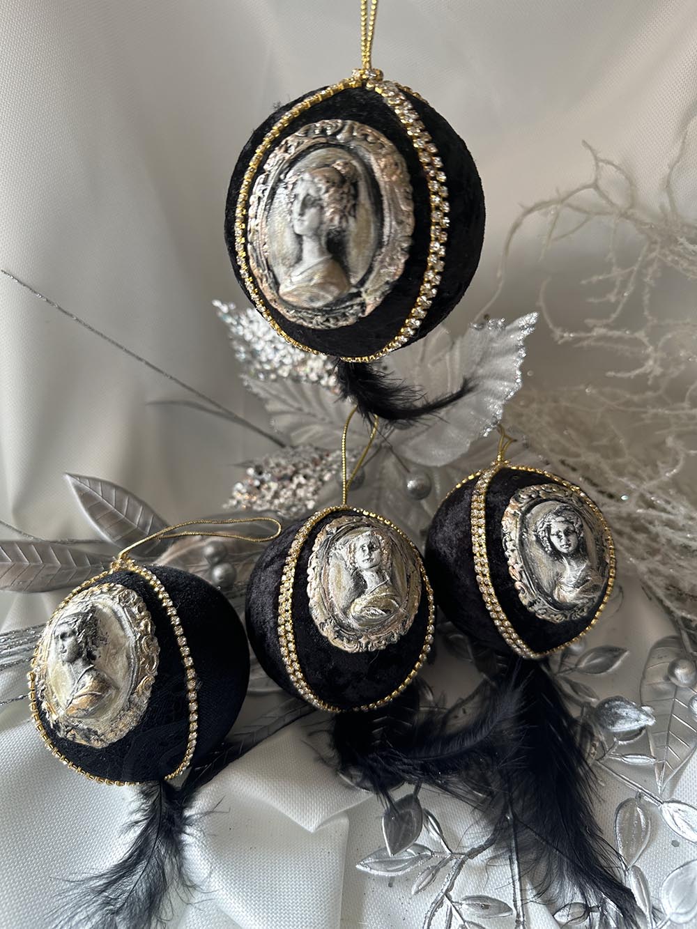 Siyah Kadın Figürlü Yılbaşı Çam Ağacı Topu - Hediye Kutulu