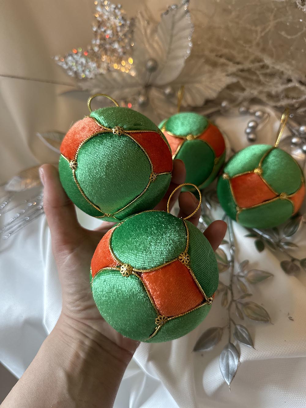 Turuncu Yeşil  Çam Ağacı Süsü - 8 Cm Etnik Yılbaşı Çam Ağacı Topu