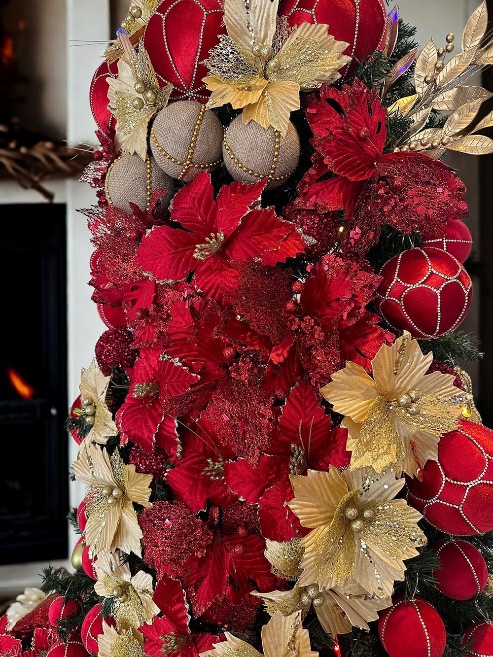 WİTH RED FLOWERS - YILBAŞI ÇAM AĞACI